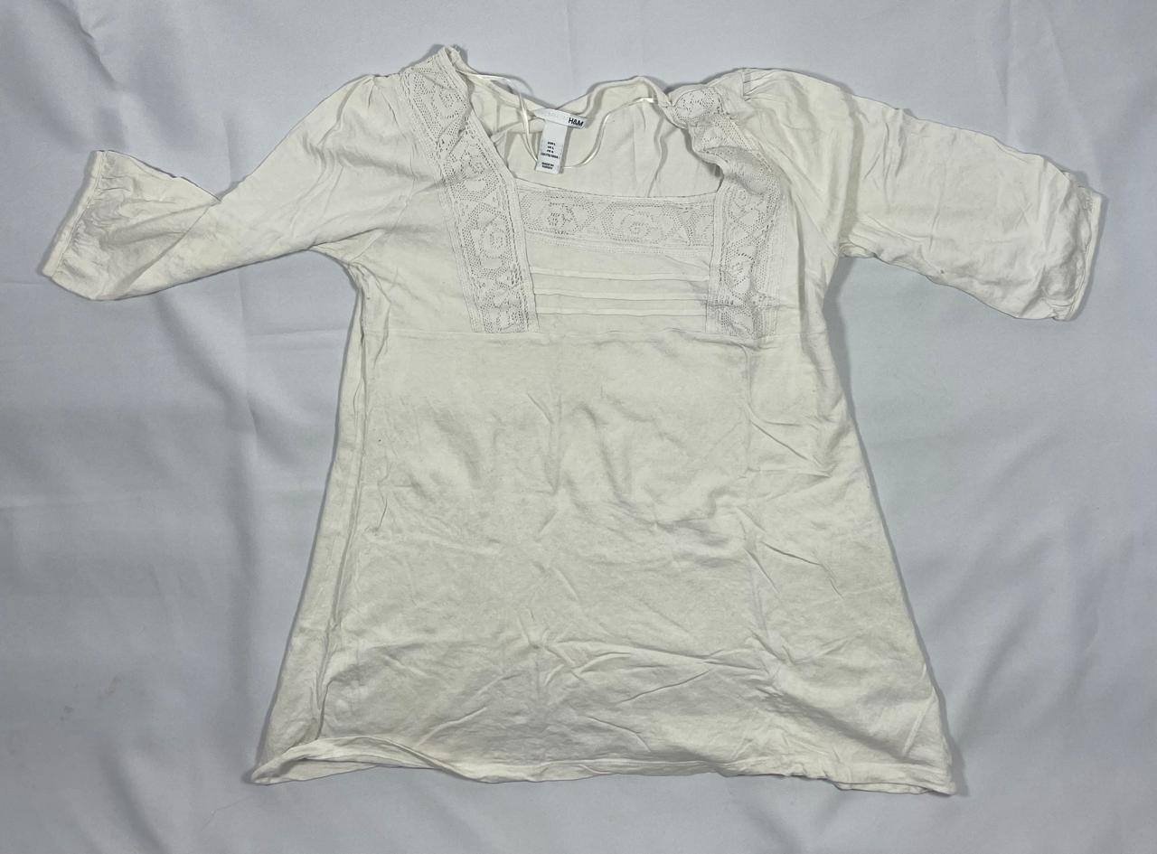 Blusa Blanca H&M con Encaje y Cuello Cuadrado, y camiseta a Rayas con Pechera de Encaje - R edition.