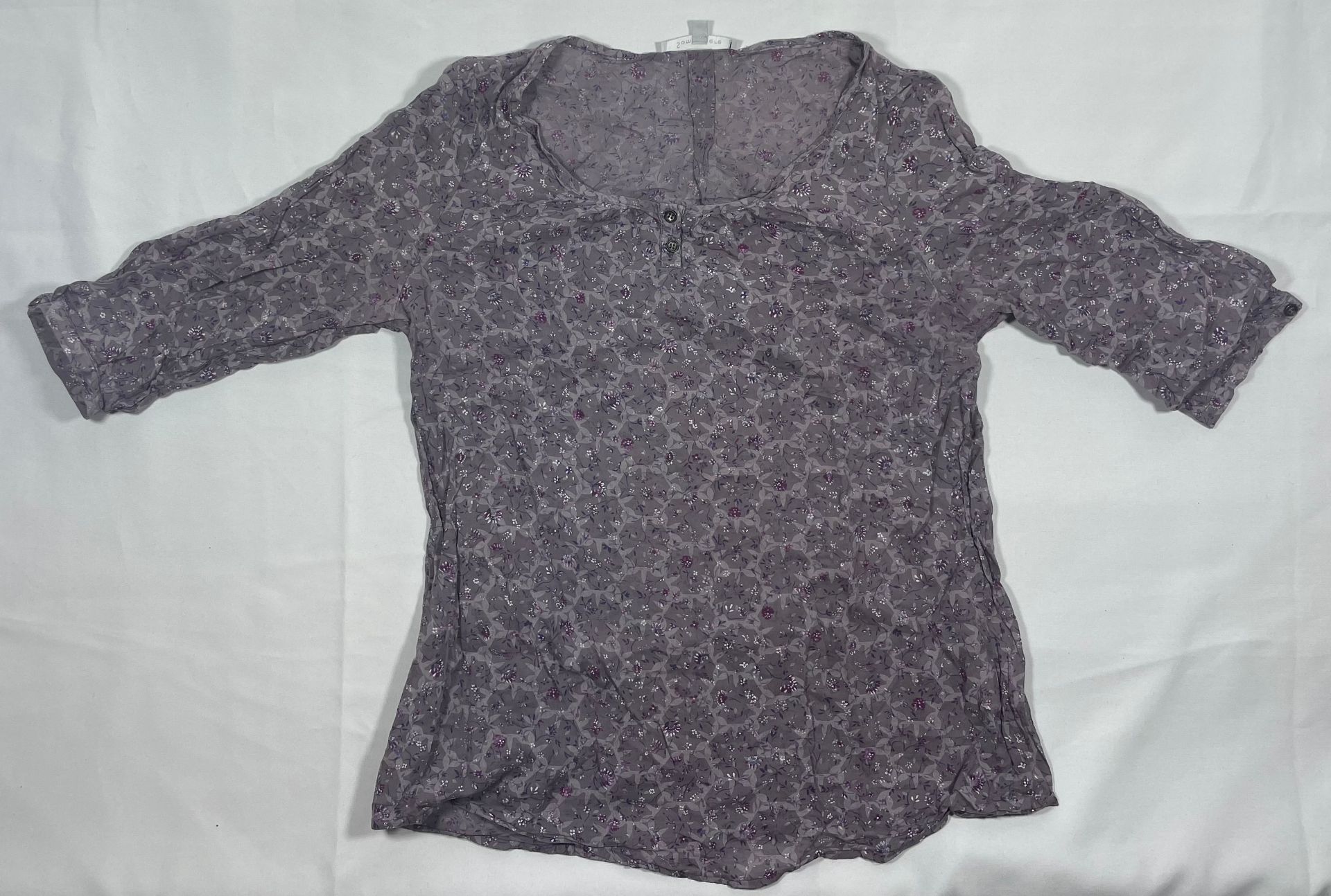 2 Camisetas una elegante otra deportiva talla M !!