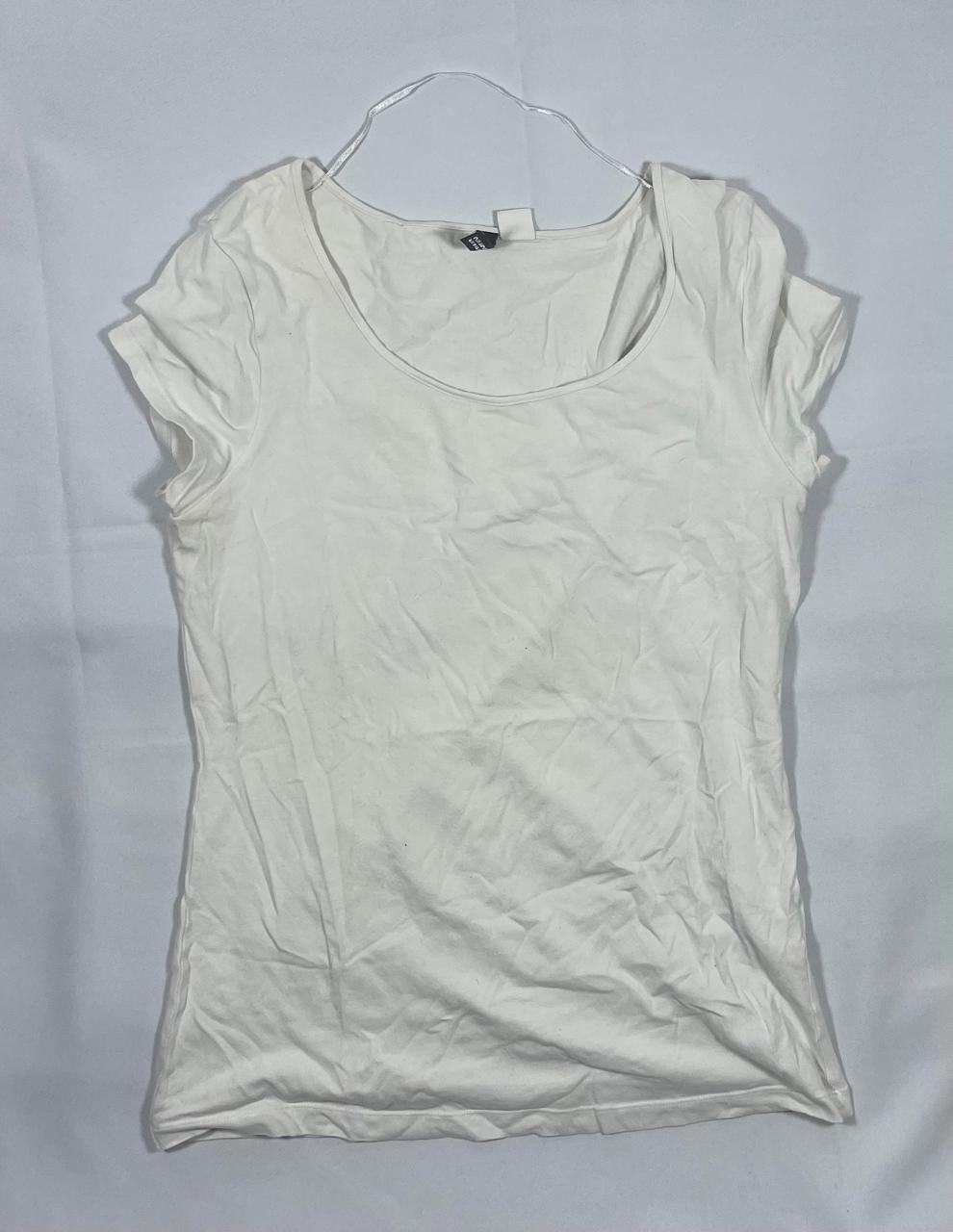 Pack Duo: Polera Blanca Esencial + Polera Azul a Rayas Estilo Henley.