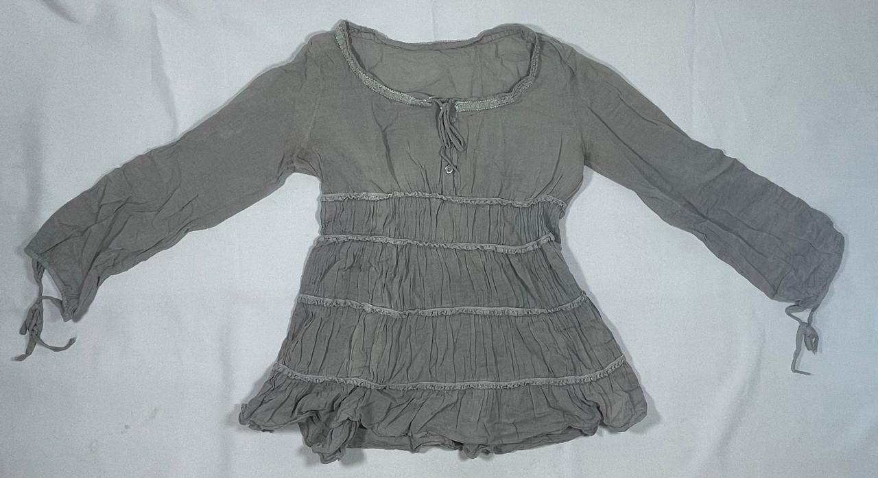 Blusa Gris con Volantes y Detalles de Amarre.