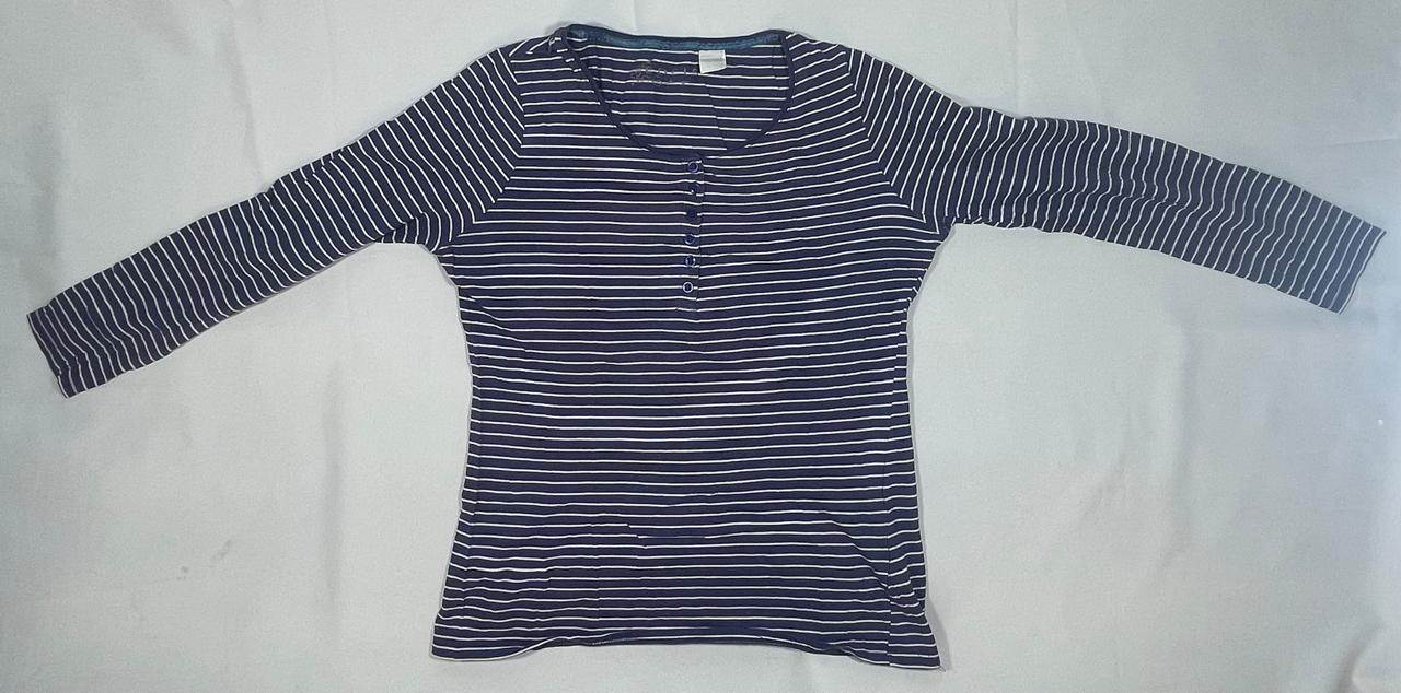 Pack Duo: Polera Blanca Esencial + Polera Azul a Rayas Estilo Henley.