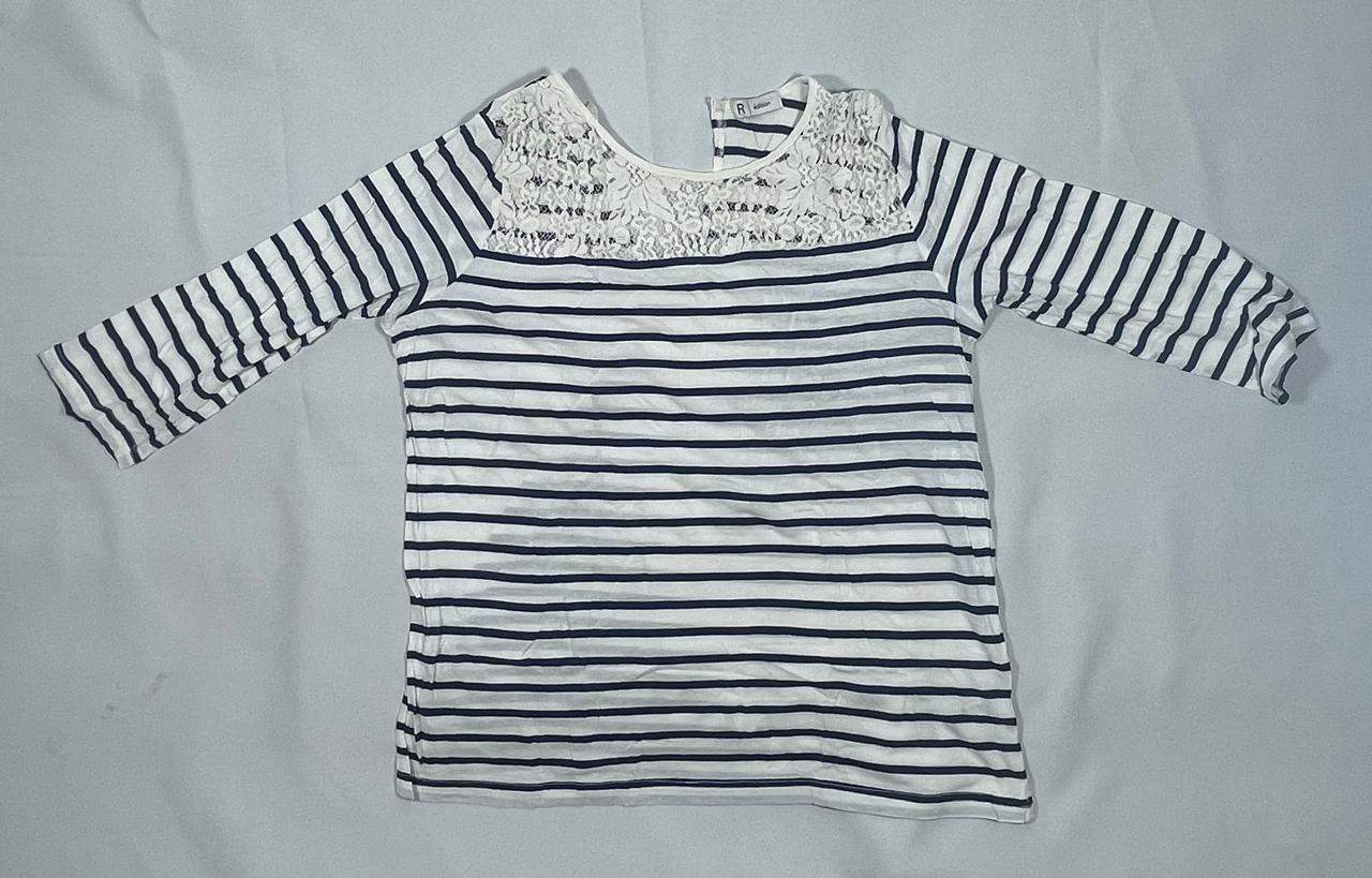 Blusa Blanca H&M con Encaje y Cuello Cuadrado, y camiseta a Rayas con Pechera de Encaje - R edition.